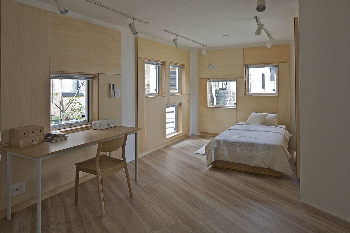 複数の窓を開けられた木造パネルを家具のように扱った寮内部（Ａ・Ｂ街区）